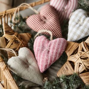 širdelės kalėdinės hearts medvilninės eglute kalėdos christmas tree dekoravimas kedro girlianda dovanų pakavimas džiuto virvutė žirklės gėlės ir manufaktūra ib laursen