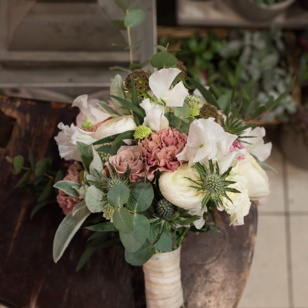 bridal-bouquet-nuotakos-puokštės-kakavine pastelinė gėlės-ir-manufaktūra-flowers-wedding-lathyrus sweet peas kvepiantys žirneliai