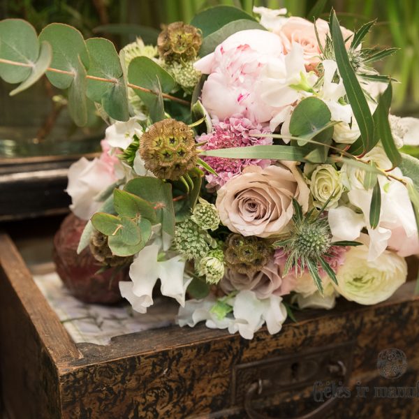 bridal-bouquet-nuotakos-puokštės-kakavine pastelinė gėlės-ir-manufaktūra-flowers-wedding-lathyrus sweet peas kvepiantys žirneliai