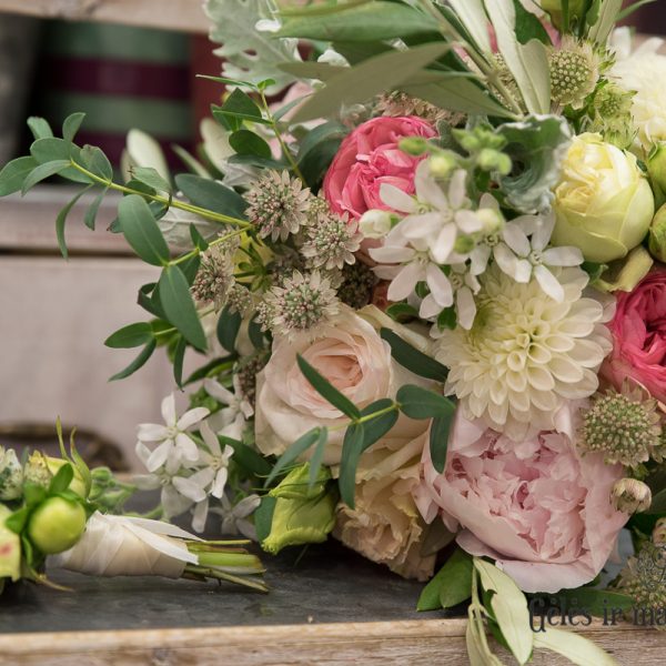 nuotakos puokštė oxypetalum bijūnai paeonia bridal piano wedding rožės gėlės ir manufaktūra
