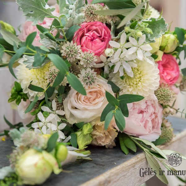 nuotakos puokštė oxypetalum bijūnai paeonia bridal piano wedding rožės gėlės ir manufaktūra