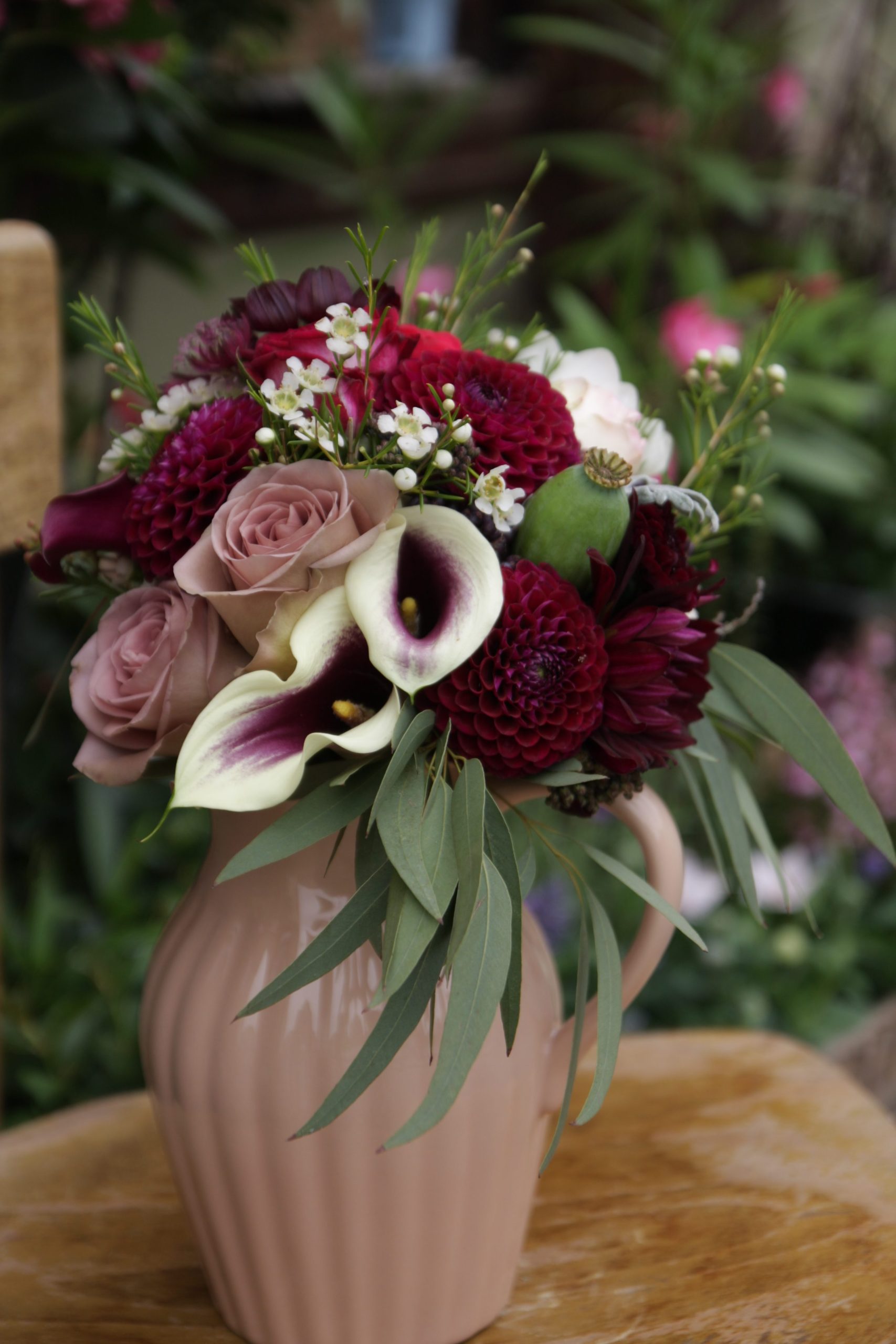 Vestuvinė puokštė nuotakai, surišta iš bordo, tamsios vyno spalvos jurginų (Dahlia) - Image 14