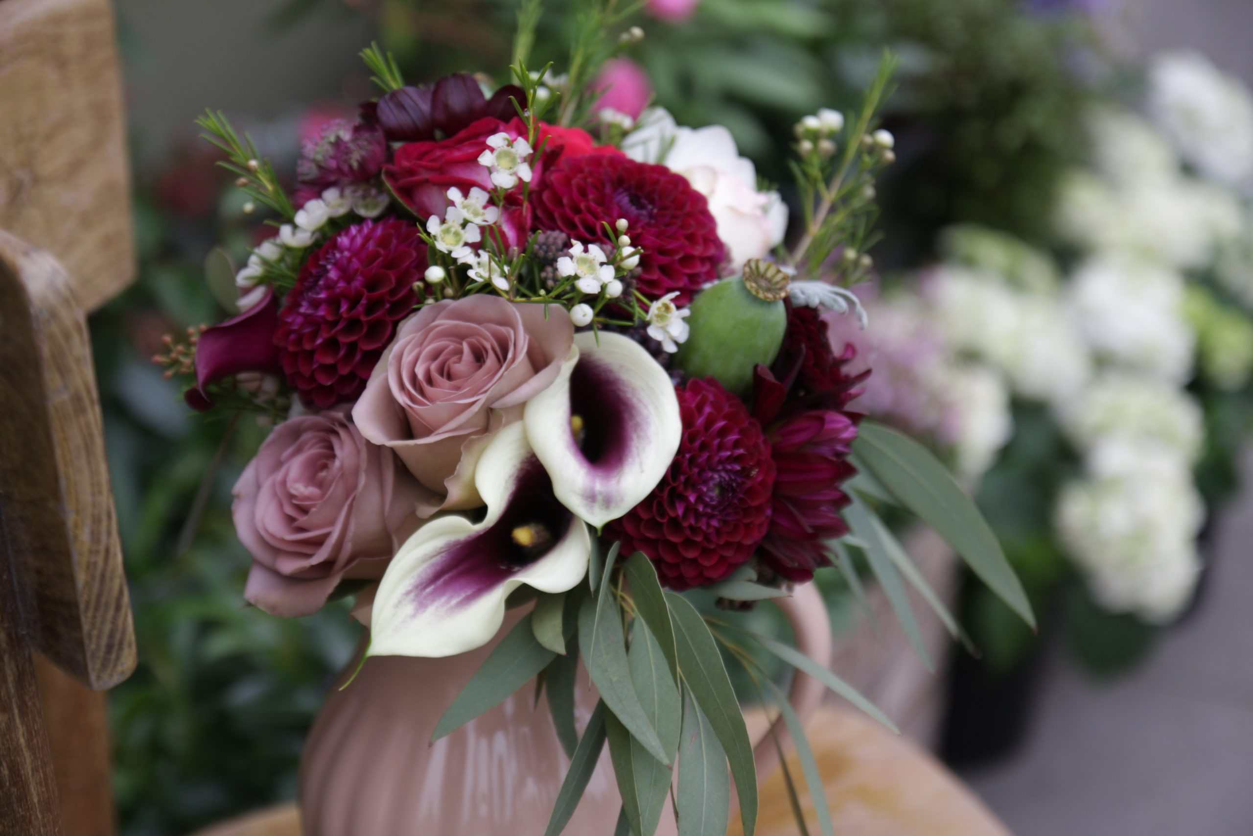 Vestuvinė puokštė nuotakai, surišta iš bordo, tamsios vyno spalvos jurginų (Dahlia) - Image 5