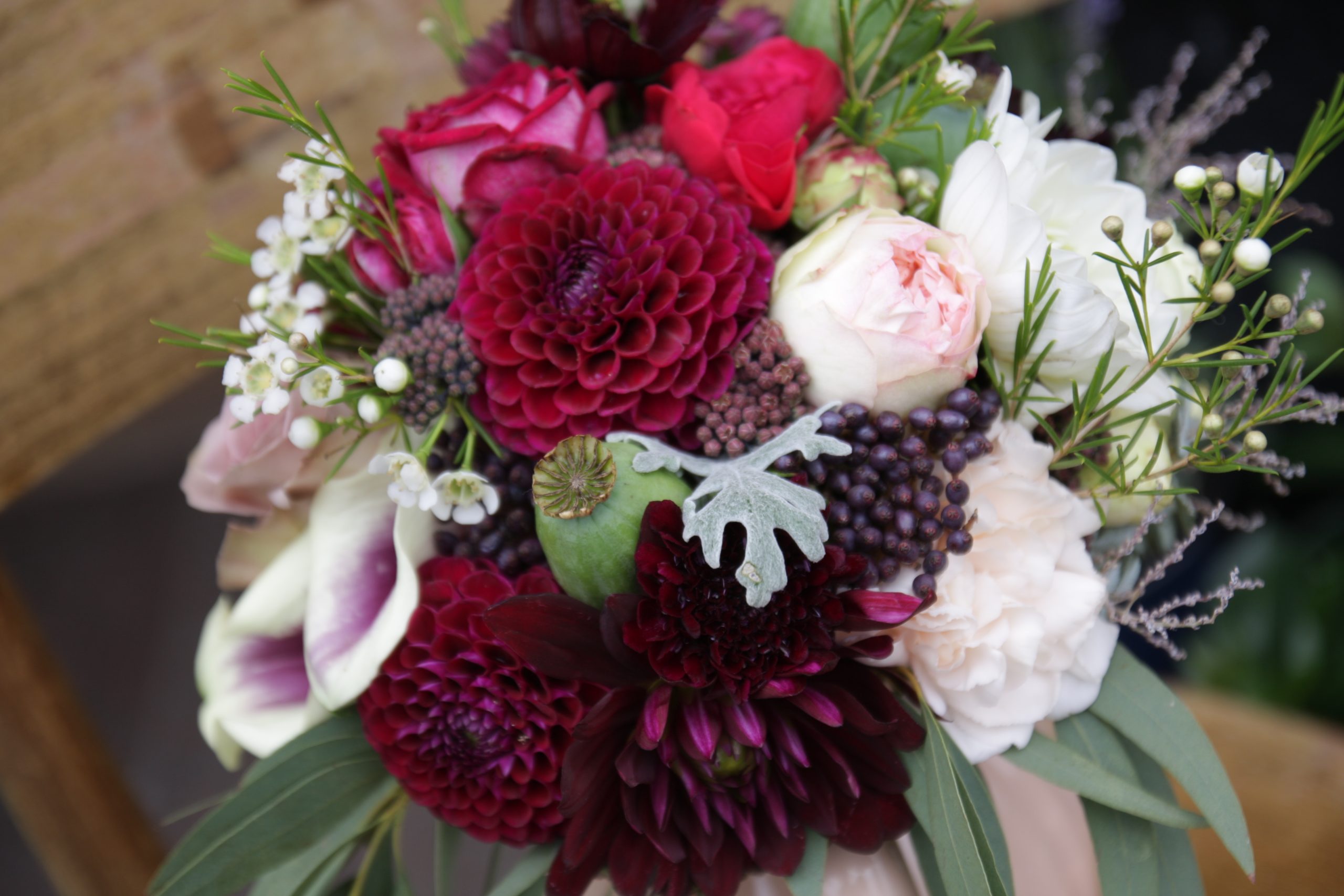 Vestuvinė puokštė nuotakai, surišta iš bordo, tamsios vyno spalvos jurginų (Dahlia) - Image 10