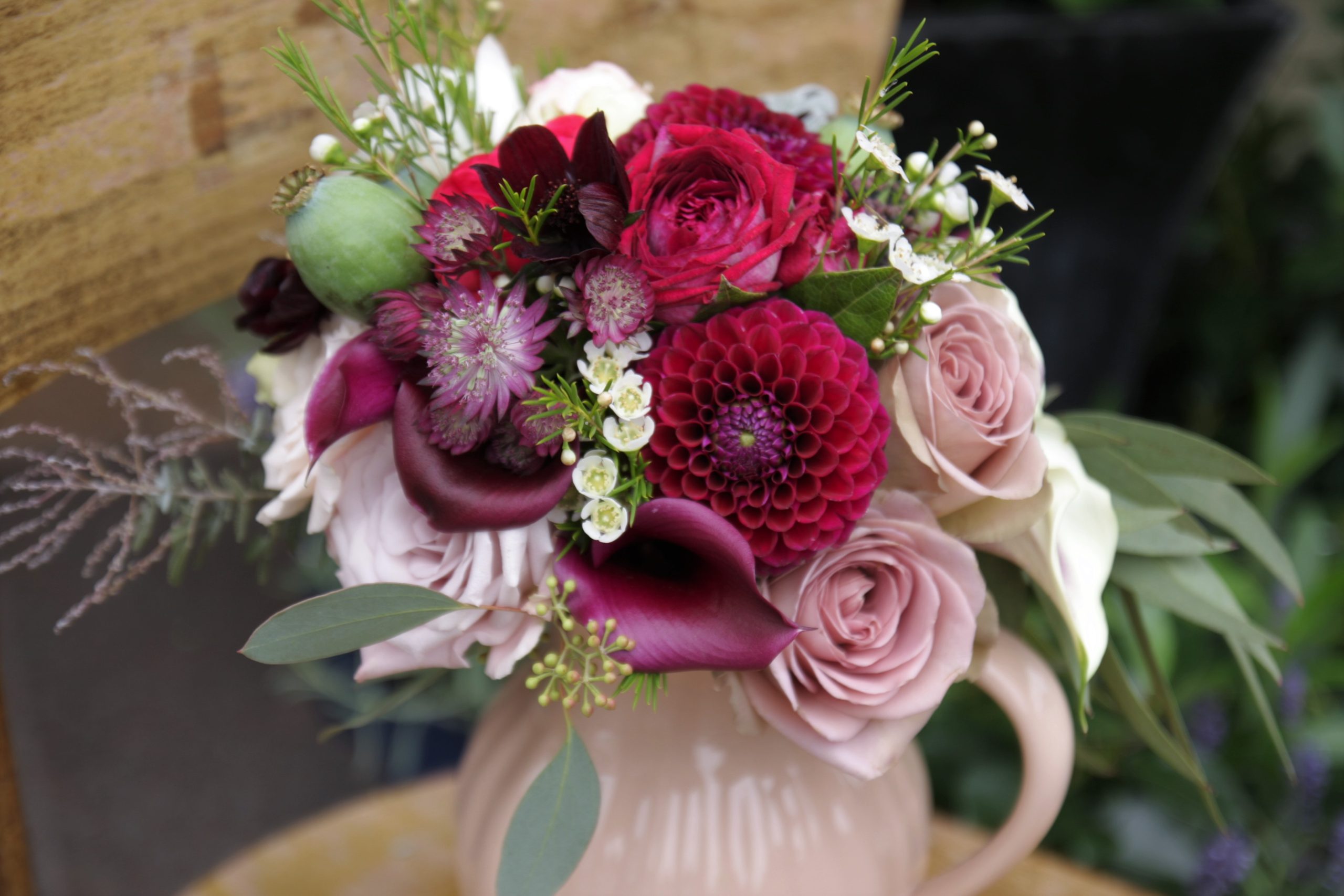 Vestuvinė puokštė nuotakai, surišta iš bordo, tamsios vyno spalvos jurginų (Dahlia) - Image 11