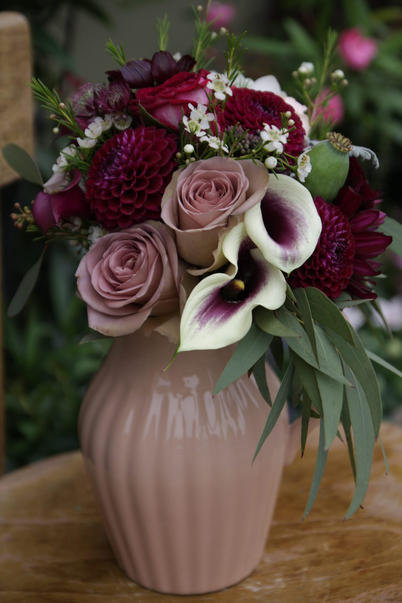 Vestuvinė puokštė nuotakai, surišta iš bordo, tamsios vyno spalvos jurginų (Dahlia) - Image 9