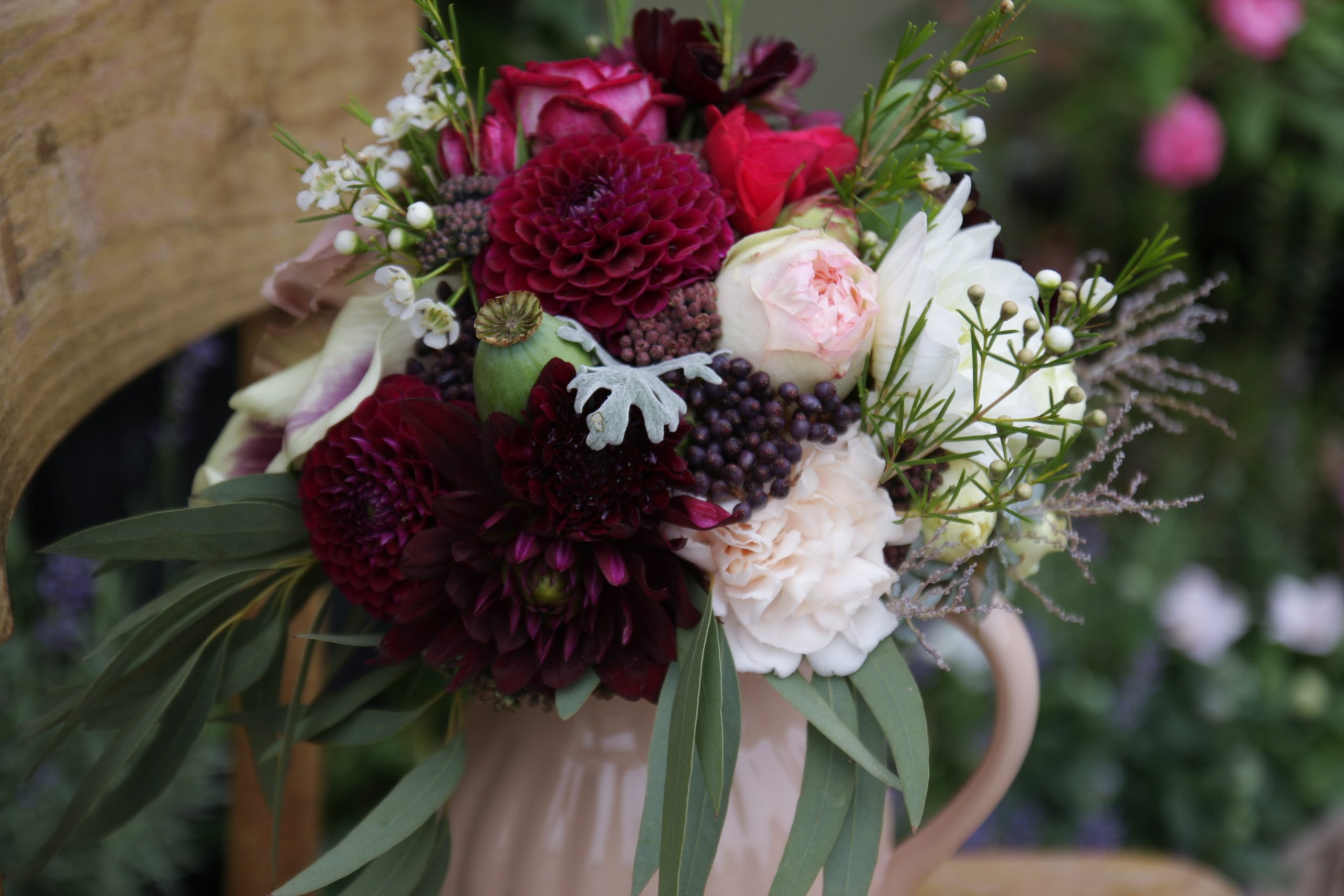Vestuvinė puokštė nuotakai, surišta iš bordo, tamsios vyno spalvos jurginų (Dahlia) - Image 6