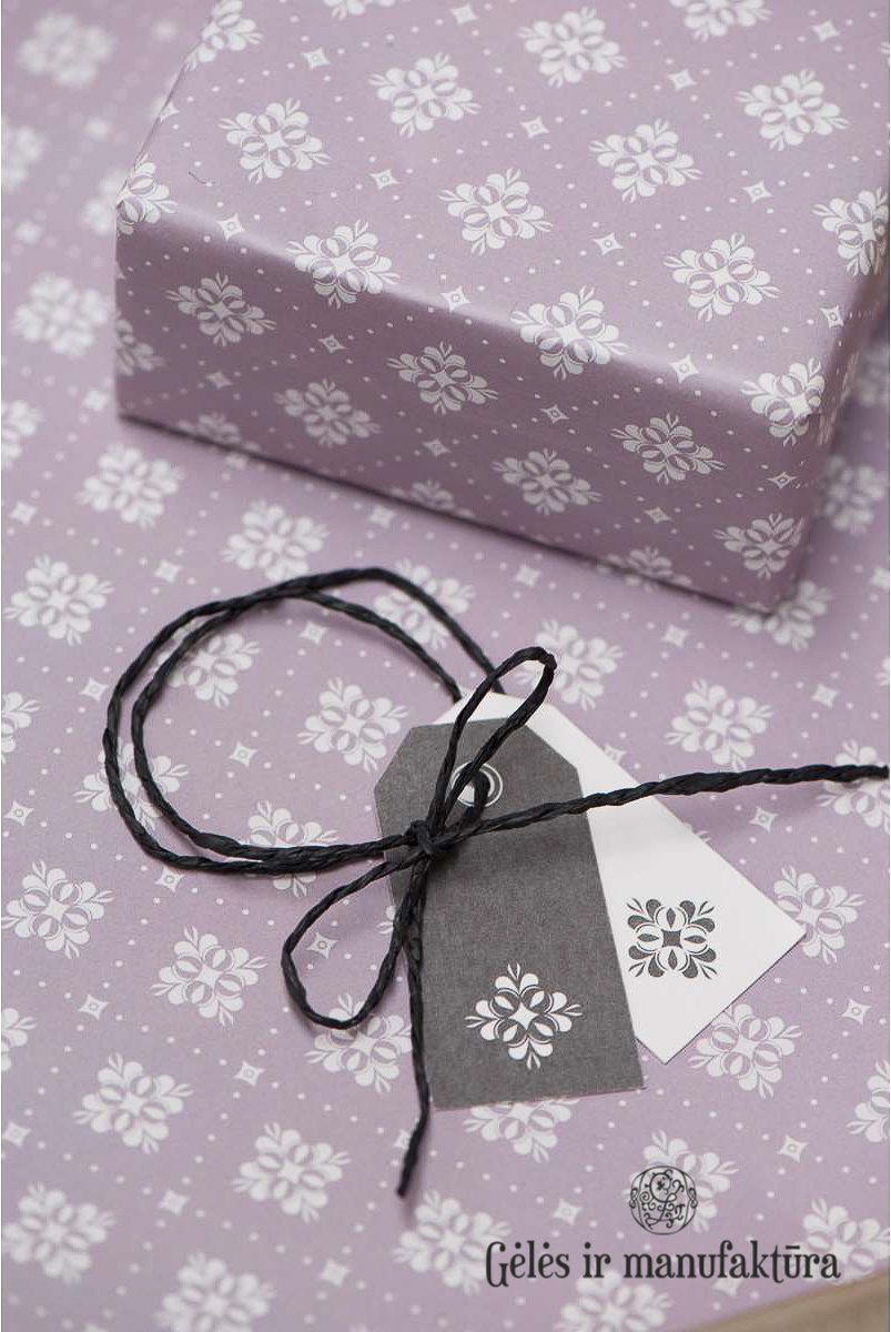 Violetinis dovanų popierius su baltų gėlių raštu - Image 2
