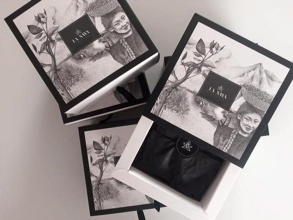 avietės ir rožių žiedlapiai juodieji serbentai skanėstų dėžutė dovana La Naya Šokoladas gėlės ir manufaktūra riešutai ir sėklos šokoladinis
