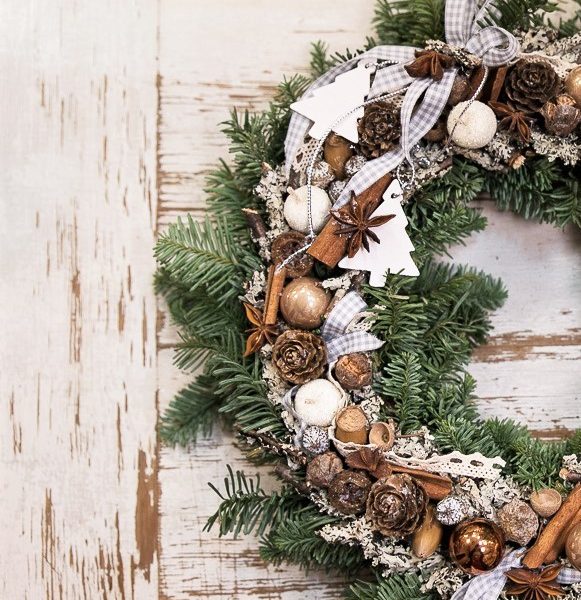 vainikėlis kaledos natūralus prieskoniai anyžiai cinamonas vainikas wreath christmas geles ir manufaktura
