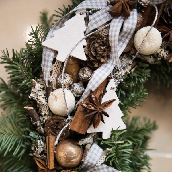 vainikėlis kaledos natūralus prieskoniai anyžiai cinamonas vainikas wreath christmas geles ir manufaktura