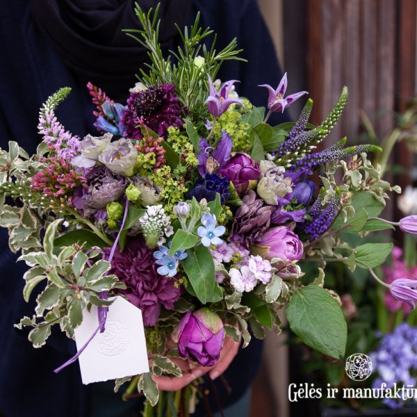 gėlės ir manufaktūra violet purple flowers bouquet puokštė