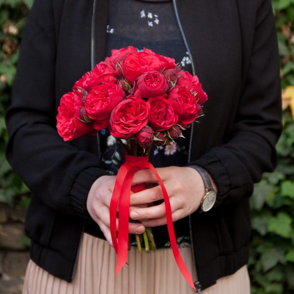 bridal bouquet wedding flowers puokštė red piano roses gėlės ir manufaktūra