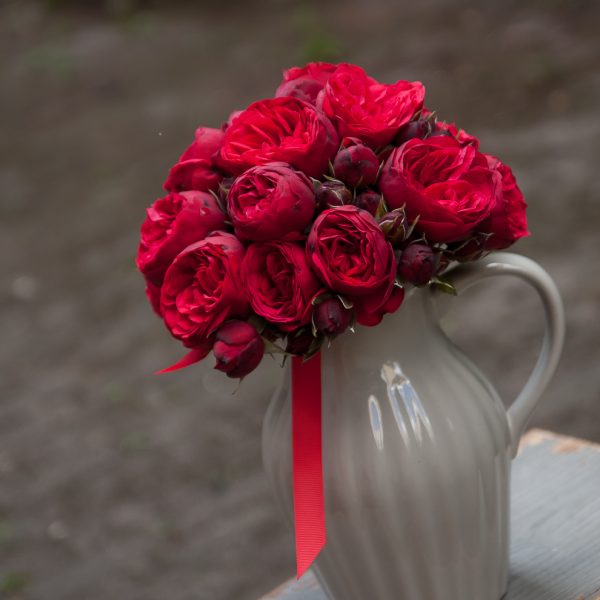 bridal bouquet wedding flowers puokštė red piano roses gėlės ir manufaktūra