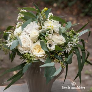 baltos bijūninės rožės nuotakos puokštė david austin bridal roses bouquet patience gėlės ir manufaktūra
