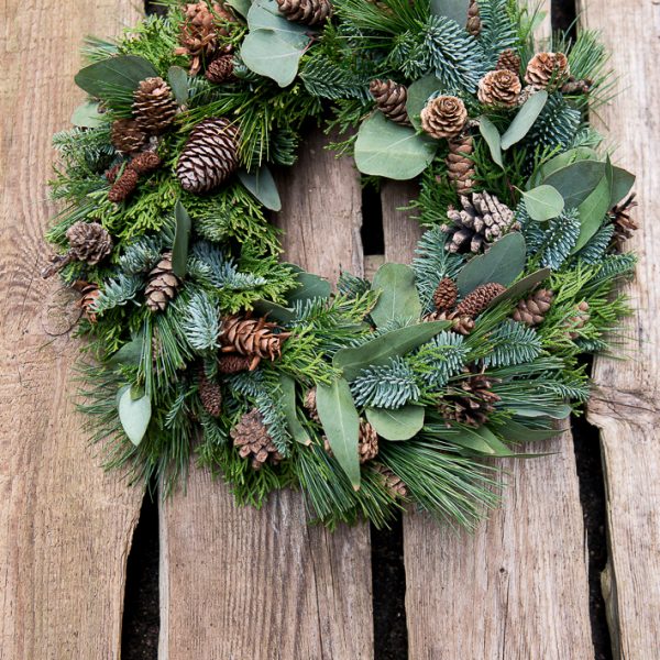 vainikas wreath kėnio pušies eukalipto eucalyptus abies conifers pine cones nuts cypress christmas kalėdos gėlės ir manufaktūra
