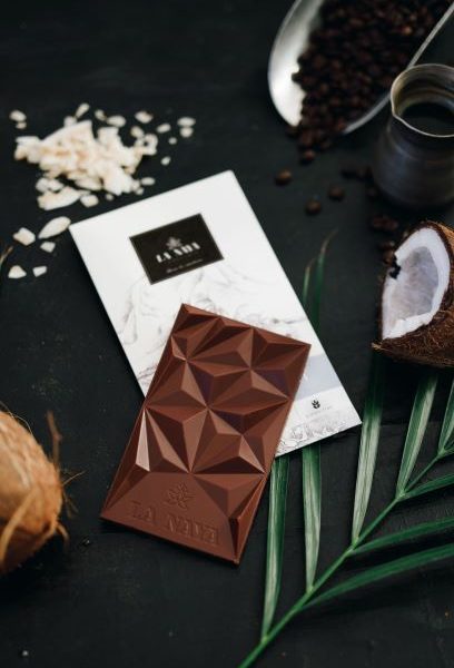 šokoladas kava ir kokoso dribsniai coffee coconut gėlės ir manufaktūra la naya ekologiškas chocolate