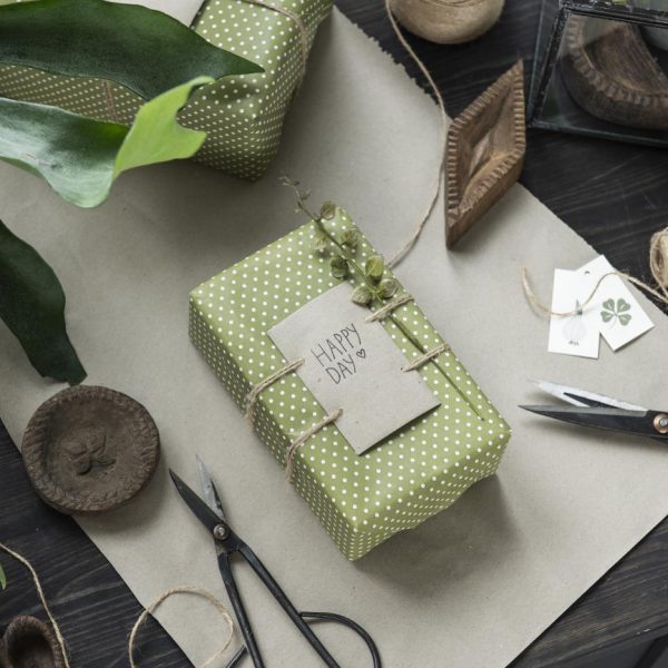gift wrapping paper herbal green dots dovanu pakavimo popierius žalias su žirniukais dovana gėlės ir manufaktūra iblaursen