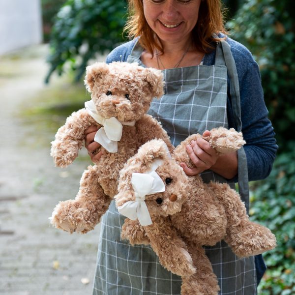 meškutis meškiukas meškutė pliušinis žaislas Daniel and girlfriend gėlės ir manufaktūra meškis pliušinukas teddy bear bukowski plush toy meškinas