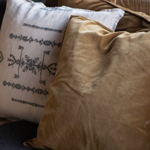 cushion cover velvet aksominis veliūrinis velvetinis velour pagalvės pagalvėlės užvalkaliukas garstyčių geltonos spalvos mustard gėlės ir manufaktūra 6230-03 iblaursen užvalkalas