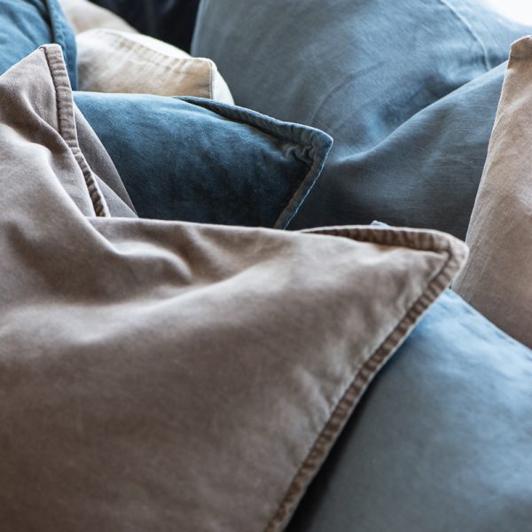 cushion cover velvet linen lininis veliūrinis aksominis rudas pilkas soil cognac Gėlės ir manufaktūra 6203 6230 iblaursen