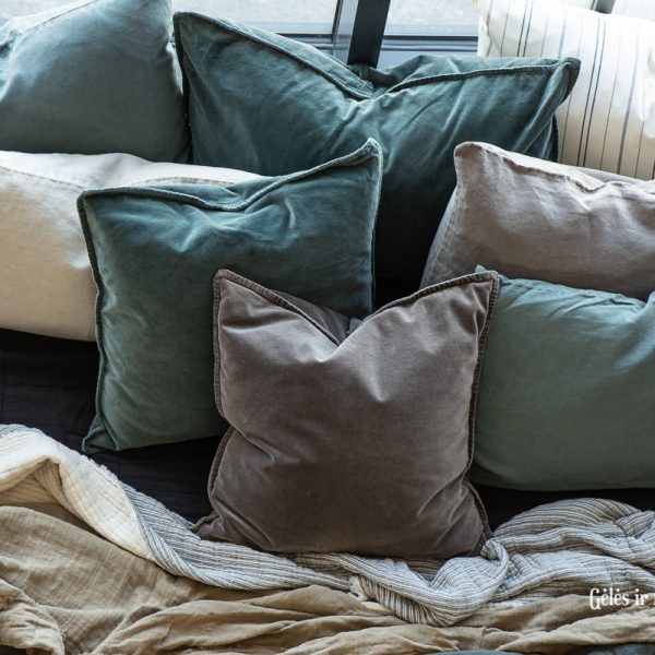 cushion cover velvet pagalvėlės užvalkaliukas pagalvė veliūrinis aksominis rudas cognac rusva Gėlės ir manufaktūra 6230 iblaursen