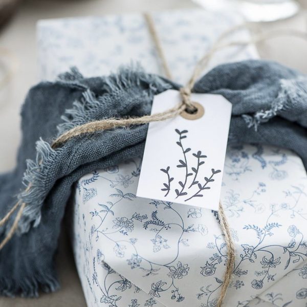 wrapping paper gift blue flowers gėlytės dovanų pakavimo popierius gėlės ir manufaktūra žydra mėlyna iiblaursen