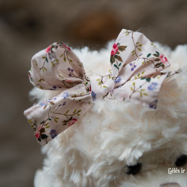 meškutis meškiukas meškutė su suknele pliušinis žaislas Bella Sophie gėlės ir manufaktūra meškis pliušinukas teddy bear bukowski plush toy