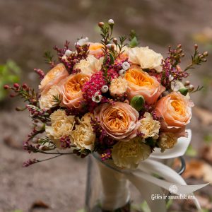 puokštė puokštelė vestuvinė nuotakos pamergės nuotakai Gėlės ir manufaktūra vestuvės bridal bouquet persikinė oranžinė orange peach