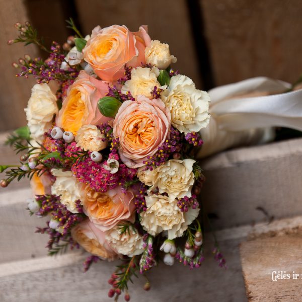 puokštė puokštelė vestuvinė nuotakos pamergės nuotakai Gėlės ir manufaktūra vestuvės bridal bouquet persikinė oranžinė orange peach