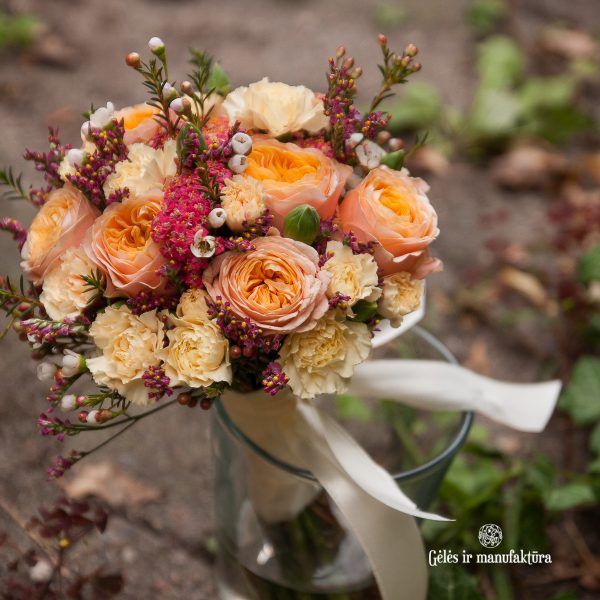 puokštė puokštelė vestuvinė nuotakos pamergės nuotakai Gėlės ir manufaktūra vestuvės bridal bouquet persikinė oranžinė orange