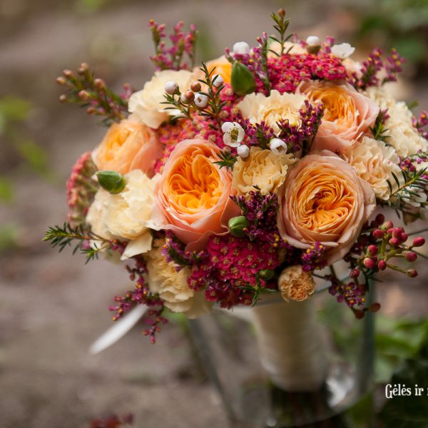puokštė puokštelė vestuvinė nuotakos pamergės nuotakai Gėlės ir manufaktūra vestuvės bridal bouquet persikinė oranžinė orange