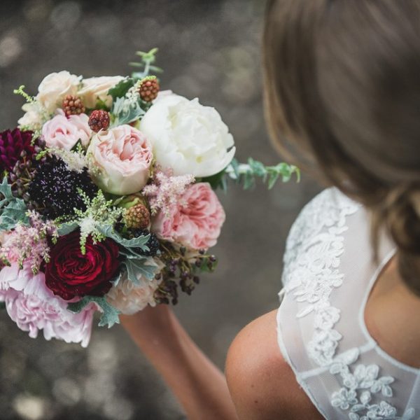 nuotakos puokštė bridal bouquet gėlės ir manufaktūra vestuvės wedding flowers magenta purple