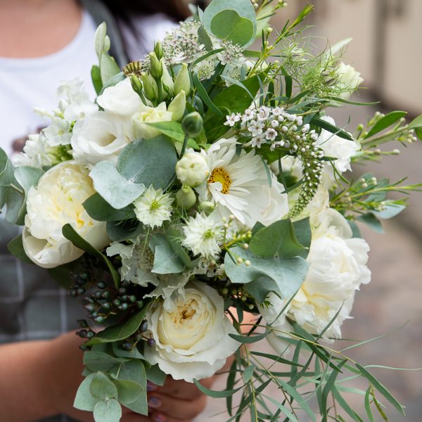 balta nuotakos puokštė bridal bouquet white gėlės ir manufaktūra