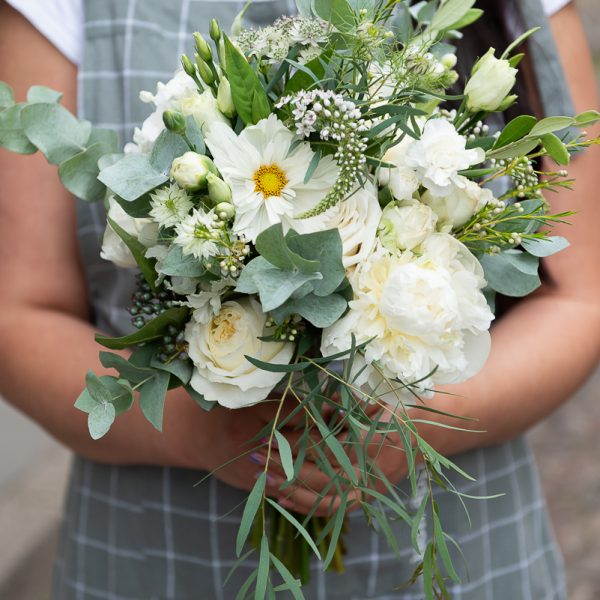 balta nuotakos puokštė bridal bouquet white gėlės ir manufaktūra