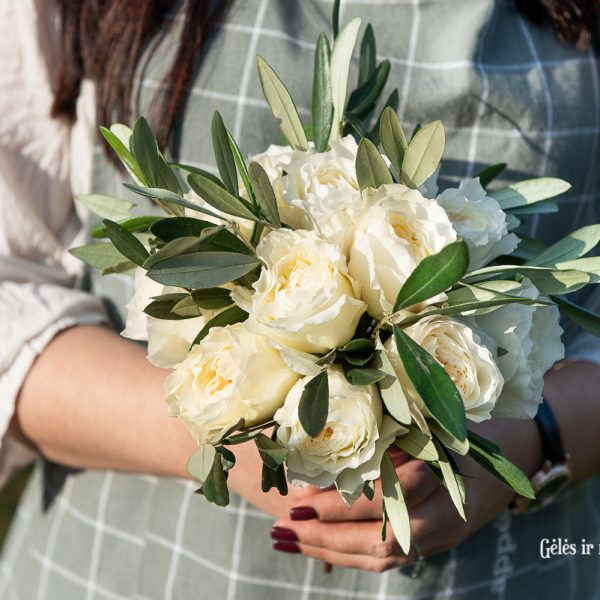 baltos bijūninės angliškos rožės nuotakos puokštė david austin bridal roses bouquet patience gėlės ir manufaktūra