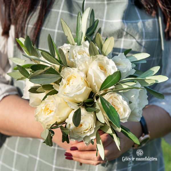 baltos bijūninės angliškos rožės nuotakos puokštė david austin bridal roses bouquet patience gėlės ir manufaktūra