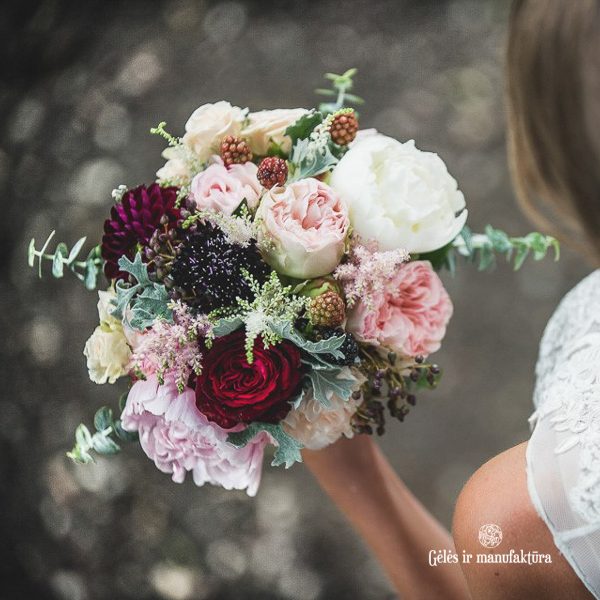 nuotakos puokštė bridal bouquet gėlės ir manufaktūra vestuvės wedding flowers magenta purple