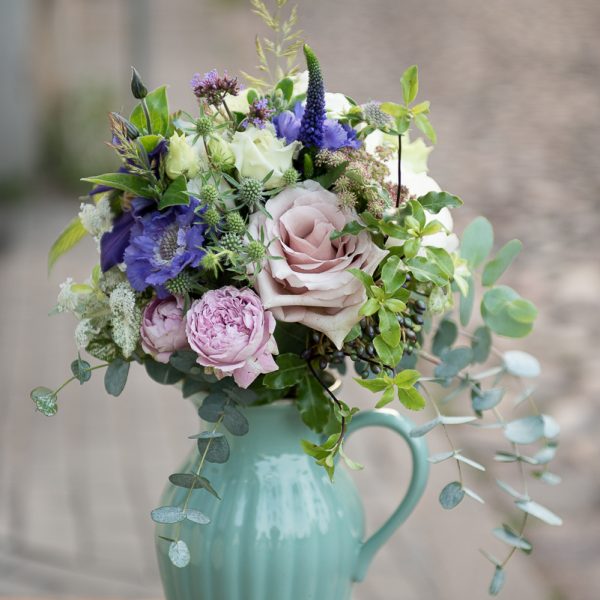 mėlyna violetinė puokste nuotakos bridal bouquet gėlės ir manufaktūra raganė clematis scabiosa žvaigždūnė žydra