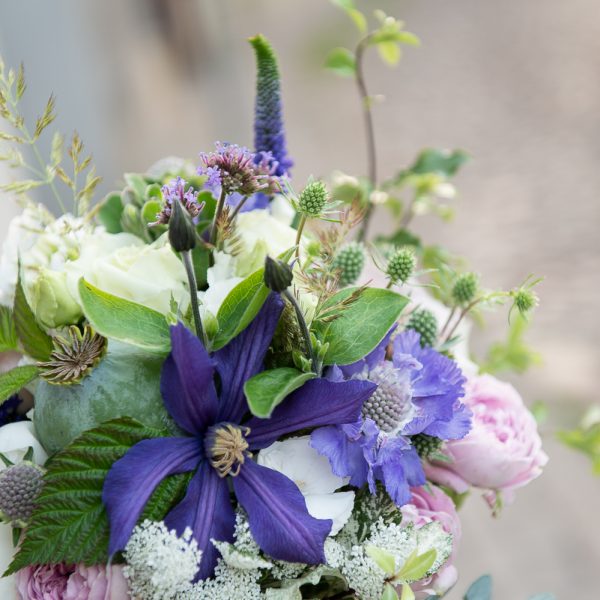 puokste nuotakos bridal bouquet gėlės ir manufaktūra mėlyna žydra clematis raganė scabiosa žvaigždūnė