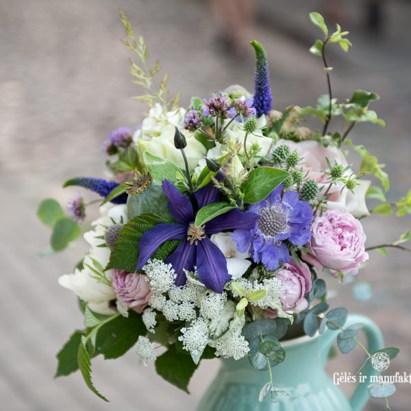 mėlyna violetinė puokste nuotakos bridal bouquet gėlės ir manufaktūra raganė clematis scabiosa žvaigždūnė žydra