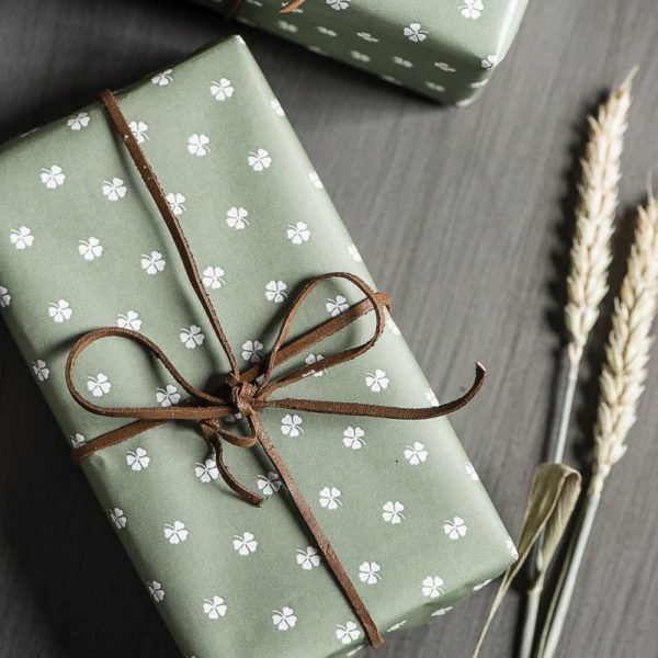 wrapping gift paper dovanu pakavimo popierius dobilas keturlapis clover green žalias lapeliai gėlės ir manufaktūra