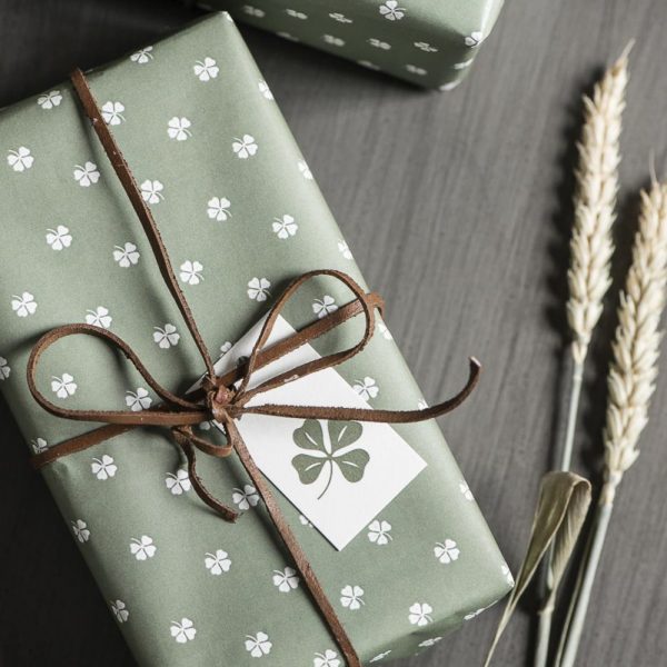 wrapping gift paper dovanu pakavimo popierius dobilas keturlapis clover green žalias lapeliai gėlės ir manufaktūra