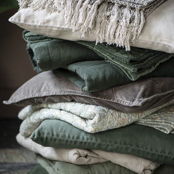 cushion cover quilt bedspread cotton linen lininis medvilninis green dusty jade pagalvėlės užvalkaliukas pagalvė Gėlės ir manufaktūra 6203 iblaursen užvalkalas lovatiese dygsniuota