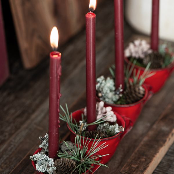 puodelis puodukas taper žvakelė plona emaliuotas emalė enamel cup raudonas red christmas decoration žvakidė candleholder gėlės ir manufaktūra iblaursen 0434-33