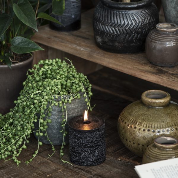 candle rustic black juoda sendinta cilindrinė žvakė gėlės ir manufaktūra iblaursen senecio rowleyanus žilė karolinė kambarinis augalas