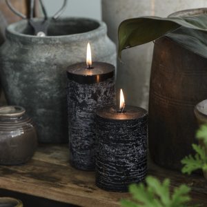 candle rustic black juoda sendinta cilindrinė žvakė gėlės ir manufaktūra iblaursen 4178-24