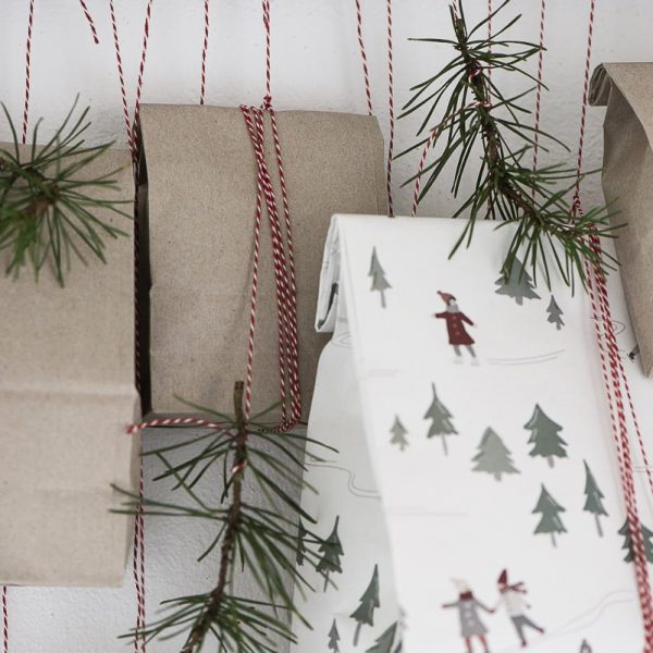 christmas gifts wrapping paper heart popierius žalias dovanų pakavimas kalėdos kalėdinė virvutė gėlės ir manufaktūra iblaursen dovana
