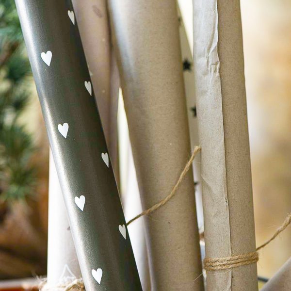 christmas gifts wrapping paper with hearts širdelės popierius dovanų pakavimas kalėdos kalėdinė virvutė gėlės ir manufaktūra iblaursen