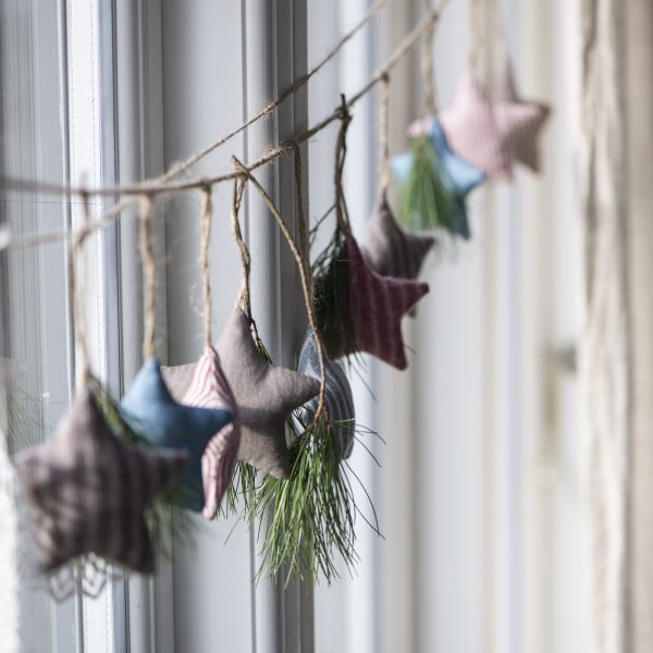 christmas-tree-kaledine-eglute žvaigždelės iblaursen-decoration-kaledos-gėlės-ir-manufaktūra žaisliukai
